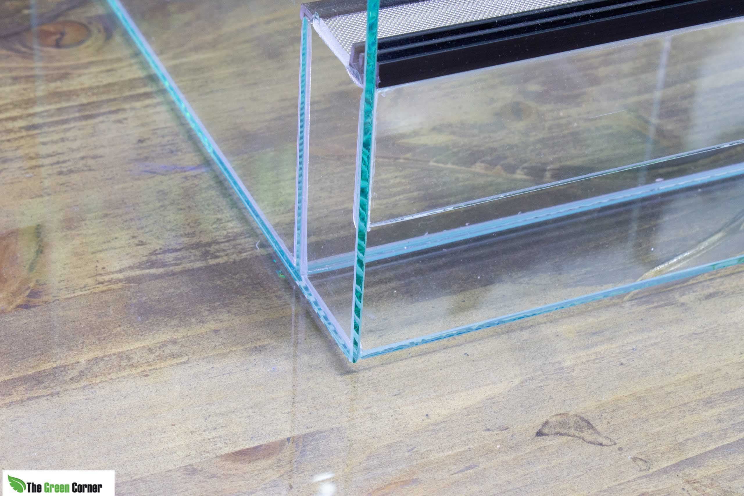 con una ventilación de acero inoxidable y con una silicona transparente.