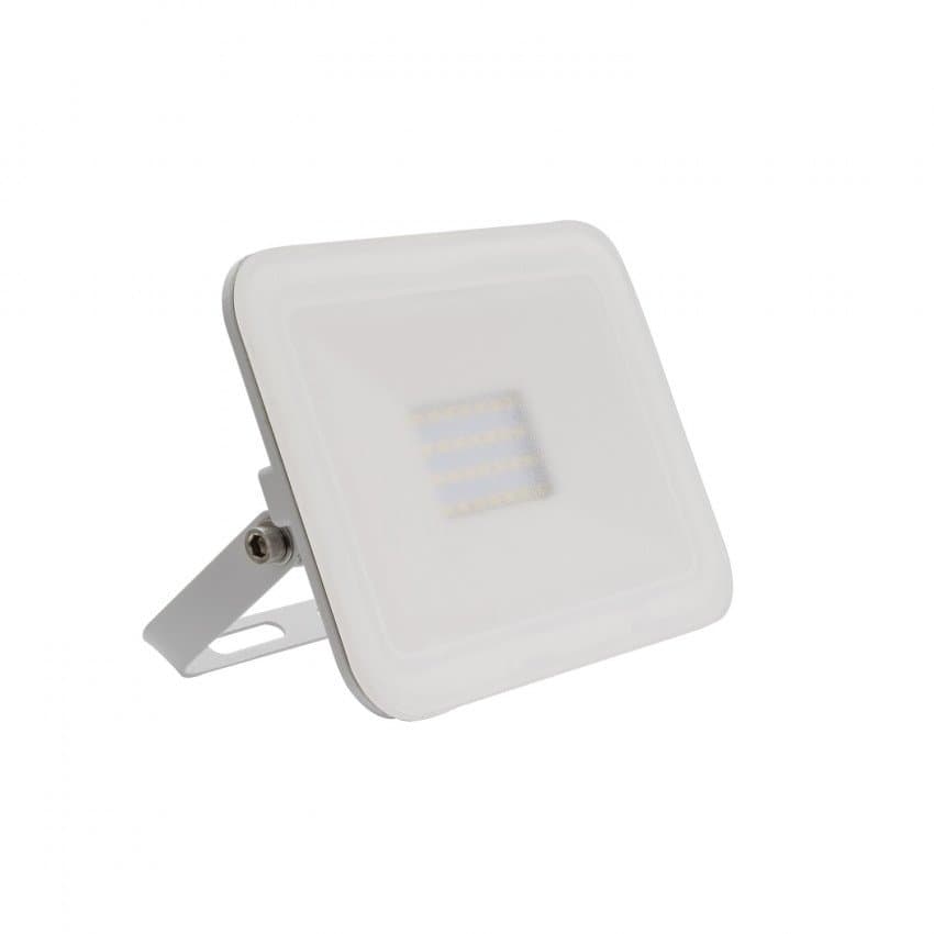 El Foco Proyector LED 20W 120lm/W Slim Cristal Negro destaca por su diseño compacto y su acabado minimalista.