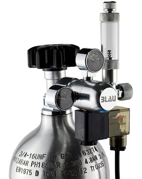Manurreductor Blau compacto con 2 manómetro (carga bombona y presión salida) para sistemas de CO2. Incluye cuentagotas y solenoide