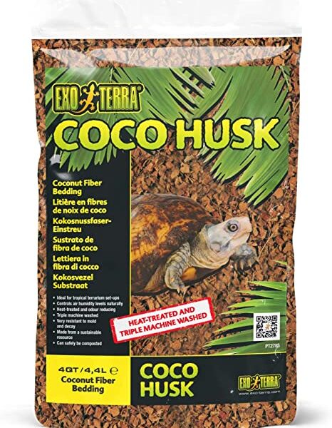 Sustrato coco husk. Tierra para plantar hecha con fibra de cáscara de coco comprimida en cubos de plantaciones del Asia tropical de 4L.